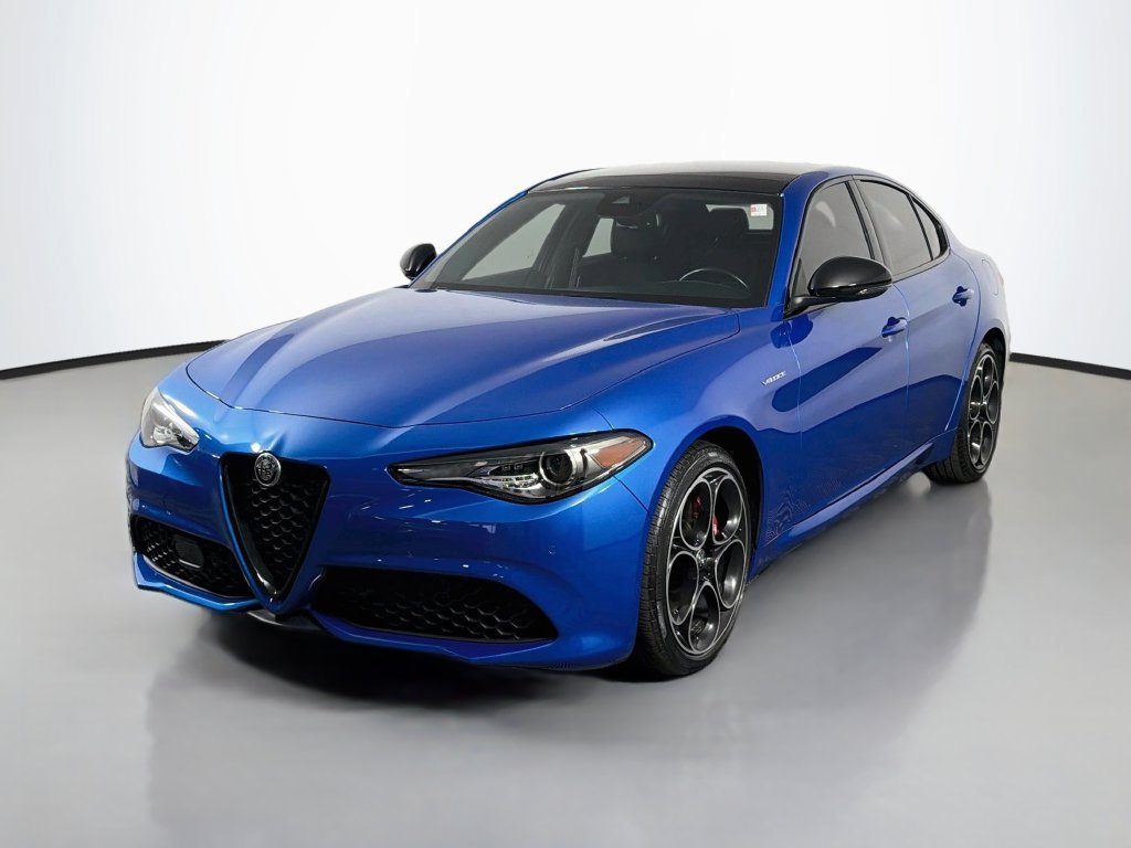 Used 2022 Alfa Romeo Giulia Veloce AWD/4WD image 3