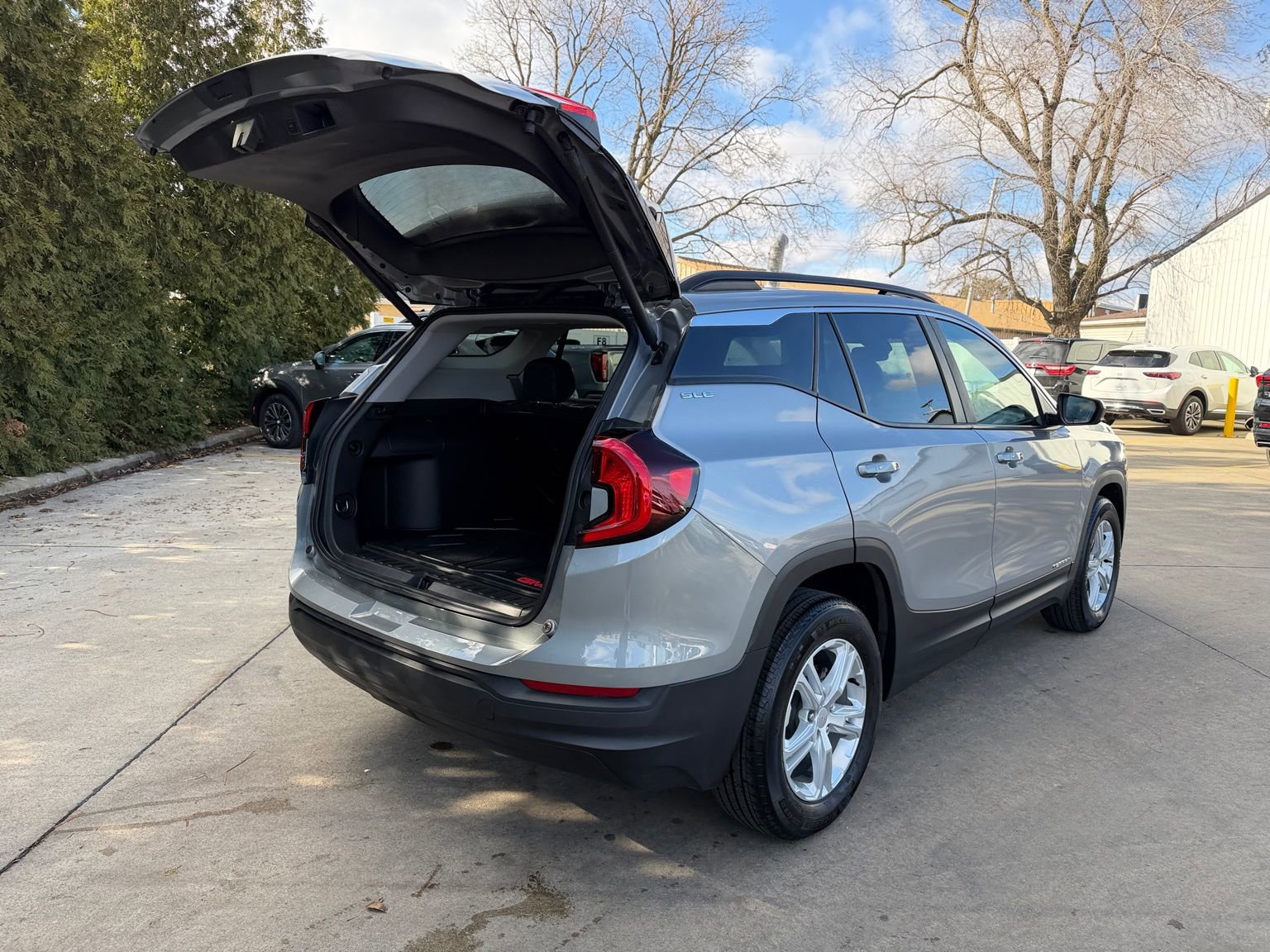 Used 2024 GMC Terrain SLE w/ Driver Convenience Package image 32