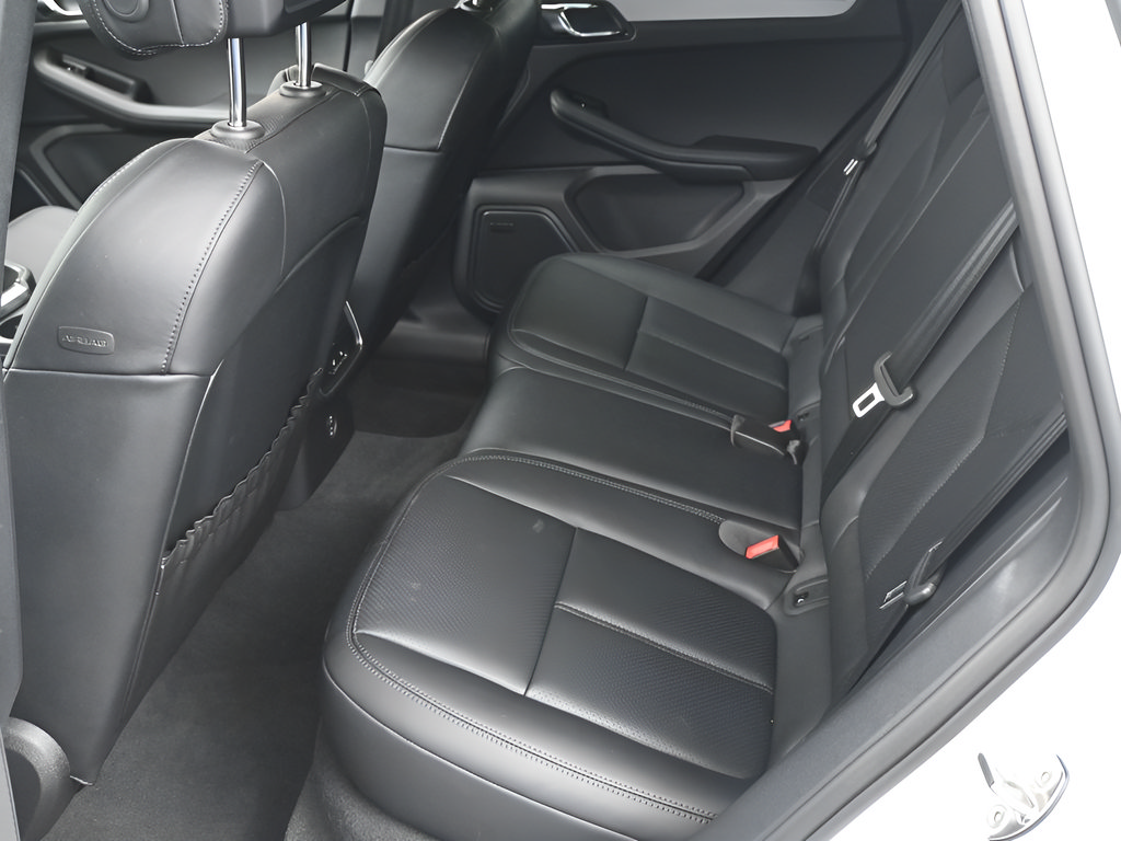 Certified 2026 Porsche Macan AWD/4WD image 7