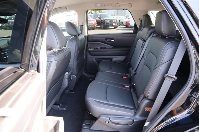 Certified 2025 Nissan Pathfinder SL w/ Black Appearance Package AWD/4WD image 10