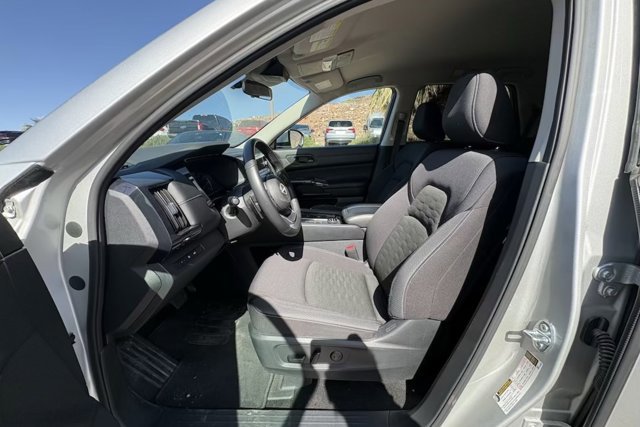 Used 2025 Nissan Pathfinder SV AWD/4WD image 9