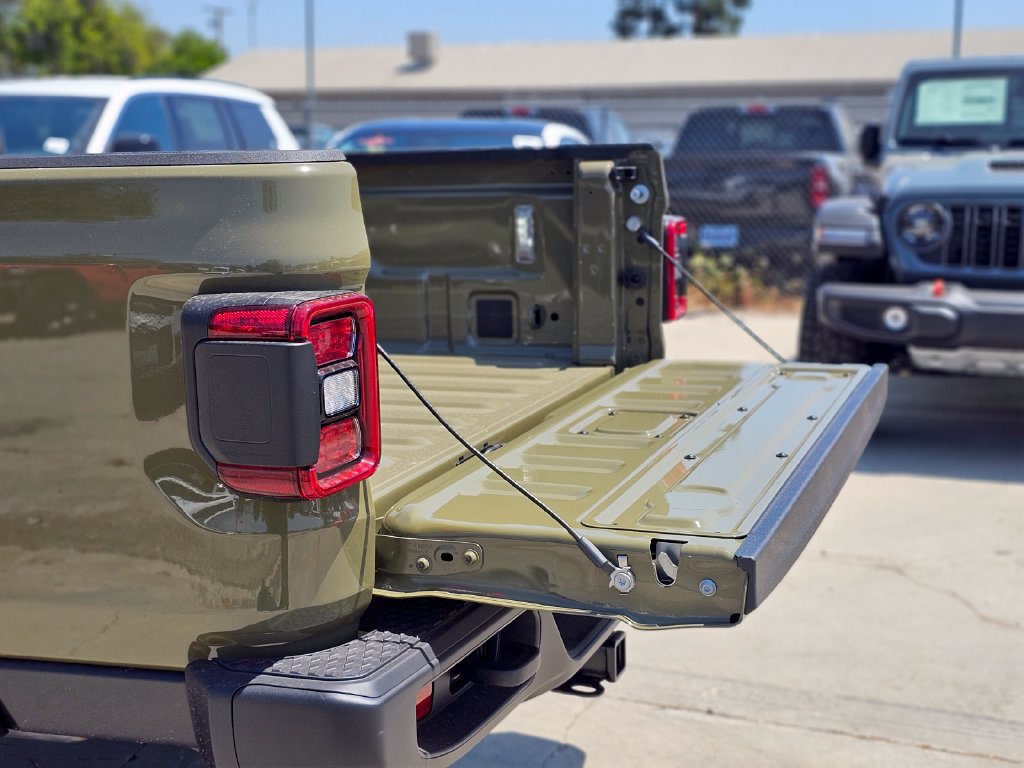 New 2026 Jeep Gladiator Sport AWD/4WD image 8