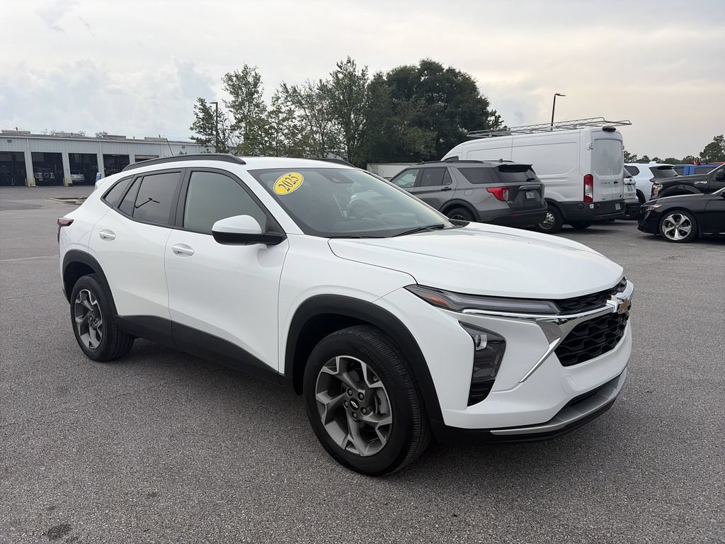 Used 2025 Chevrolet Trax LT FWD image 9