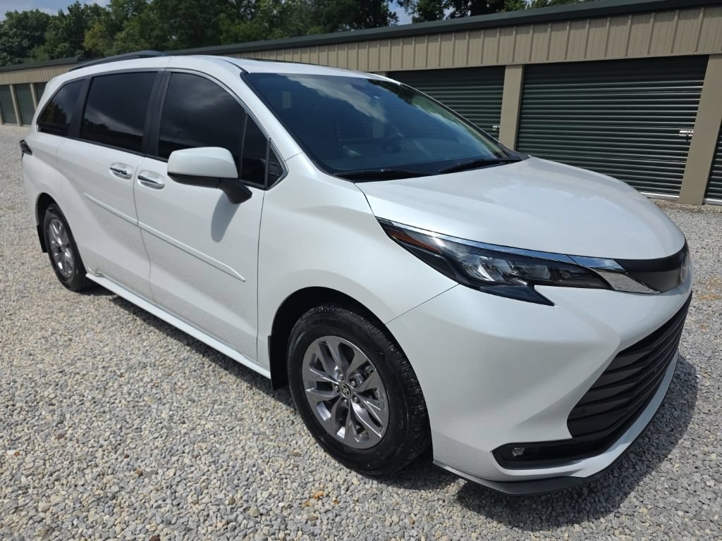 Certified 2025 Toyota Sienna XLE AWD/4WD image 8