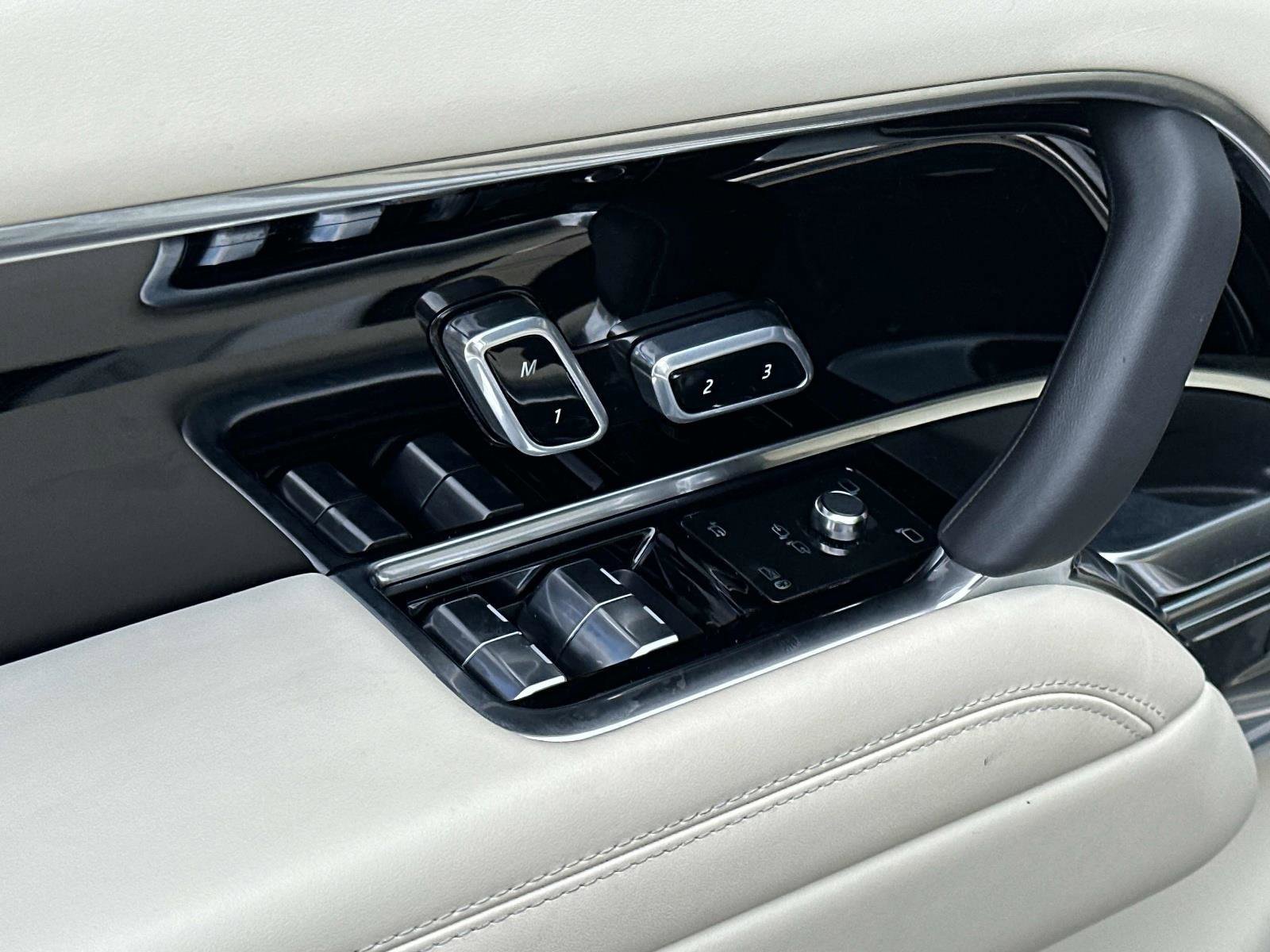 Used 2025 Land Rover Range Rover Long Wheelbase Autobiography image 16