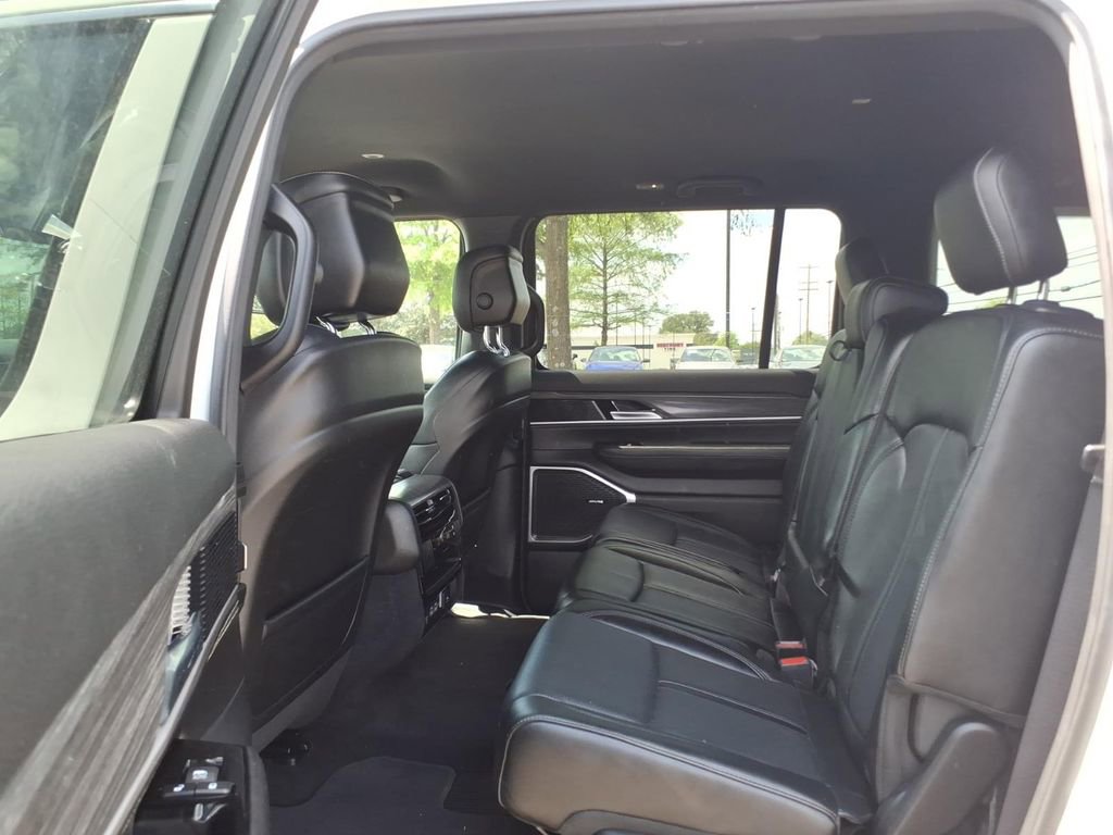 Used 2024 Jeep Wagoneer L Series II image 11