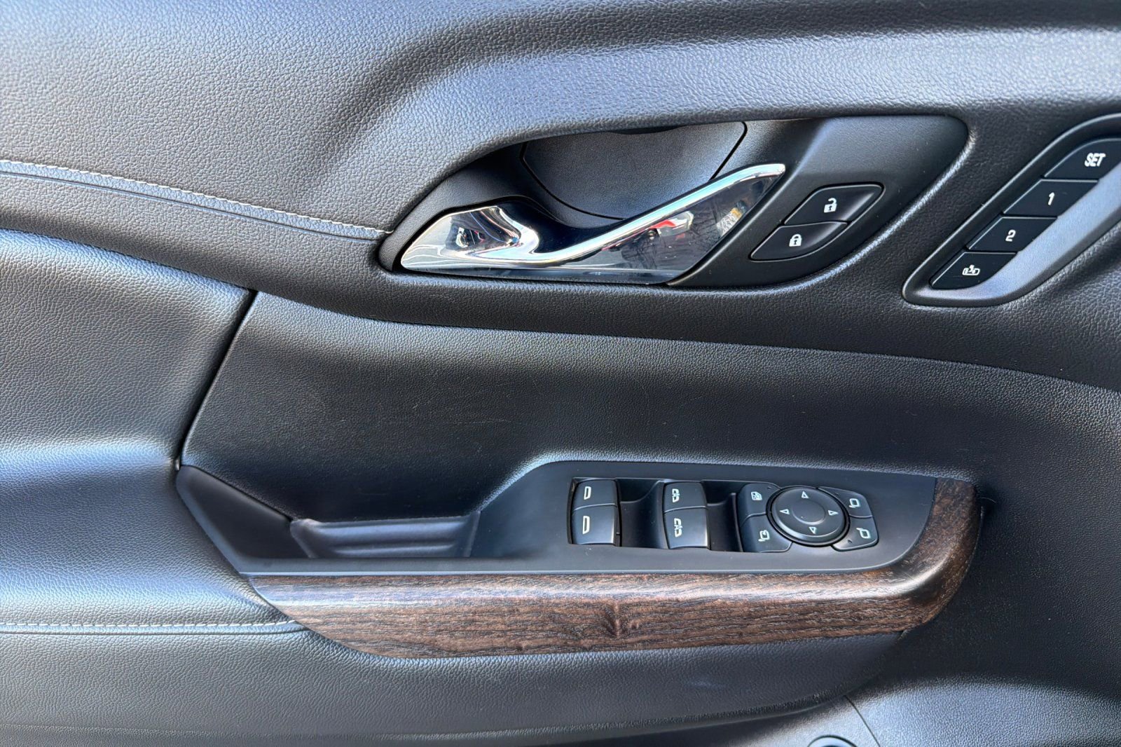 Used 2023 GMC Acadia Denali w/ Black Diamond Edition image 11