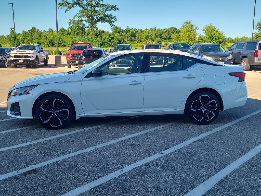 Used 2023 Nissan Altima 2.5 SR AWD/4WD image 2