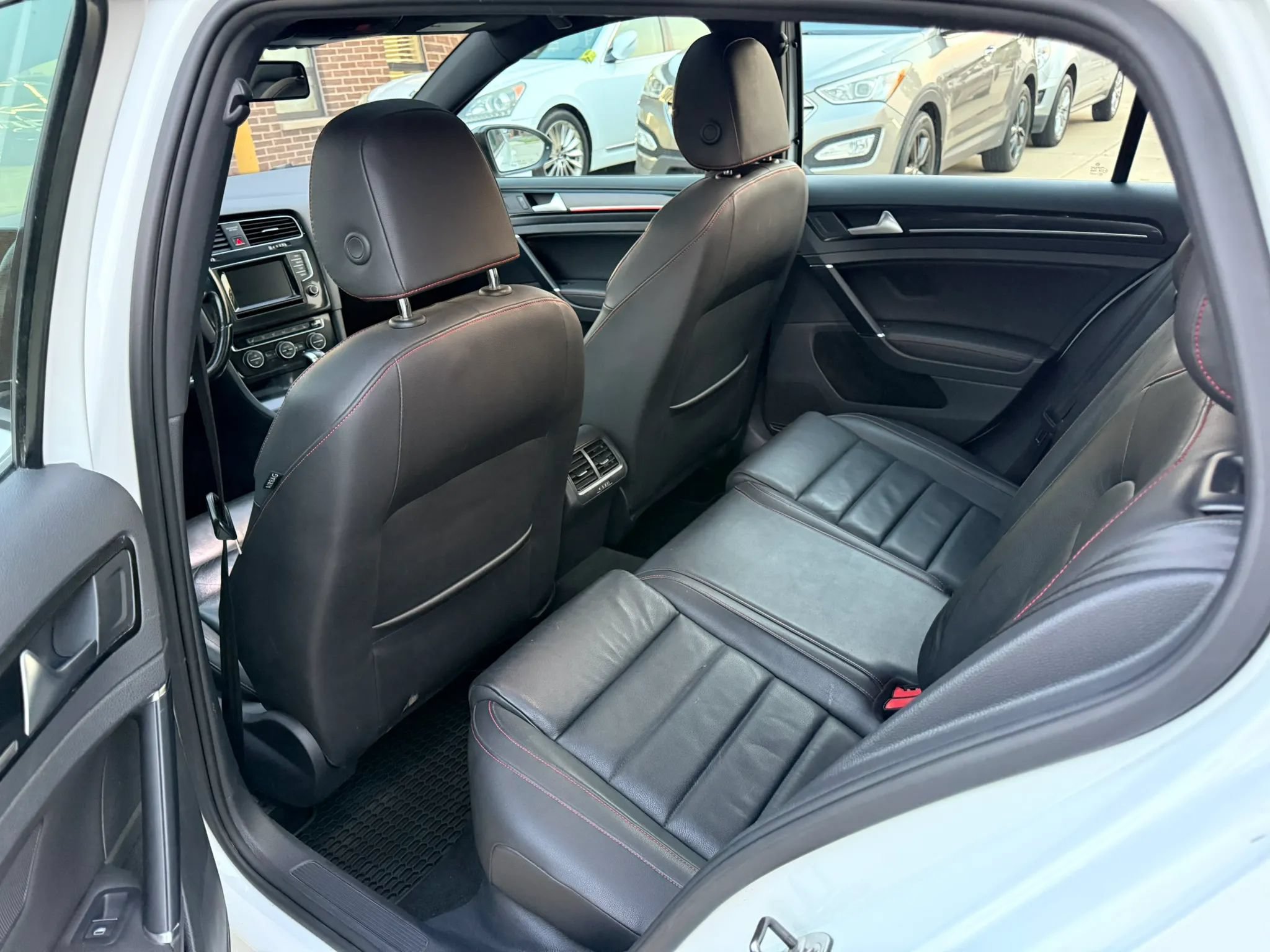 Used 2015 Volkswagen Golf 4-Door FWD image 25