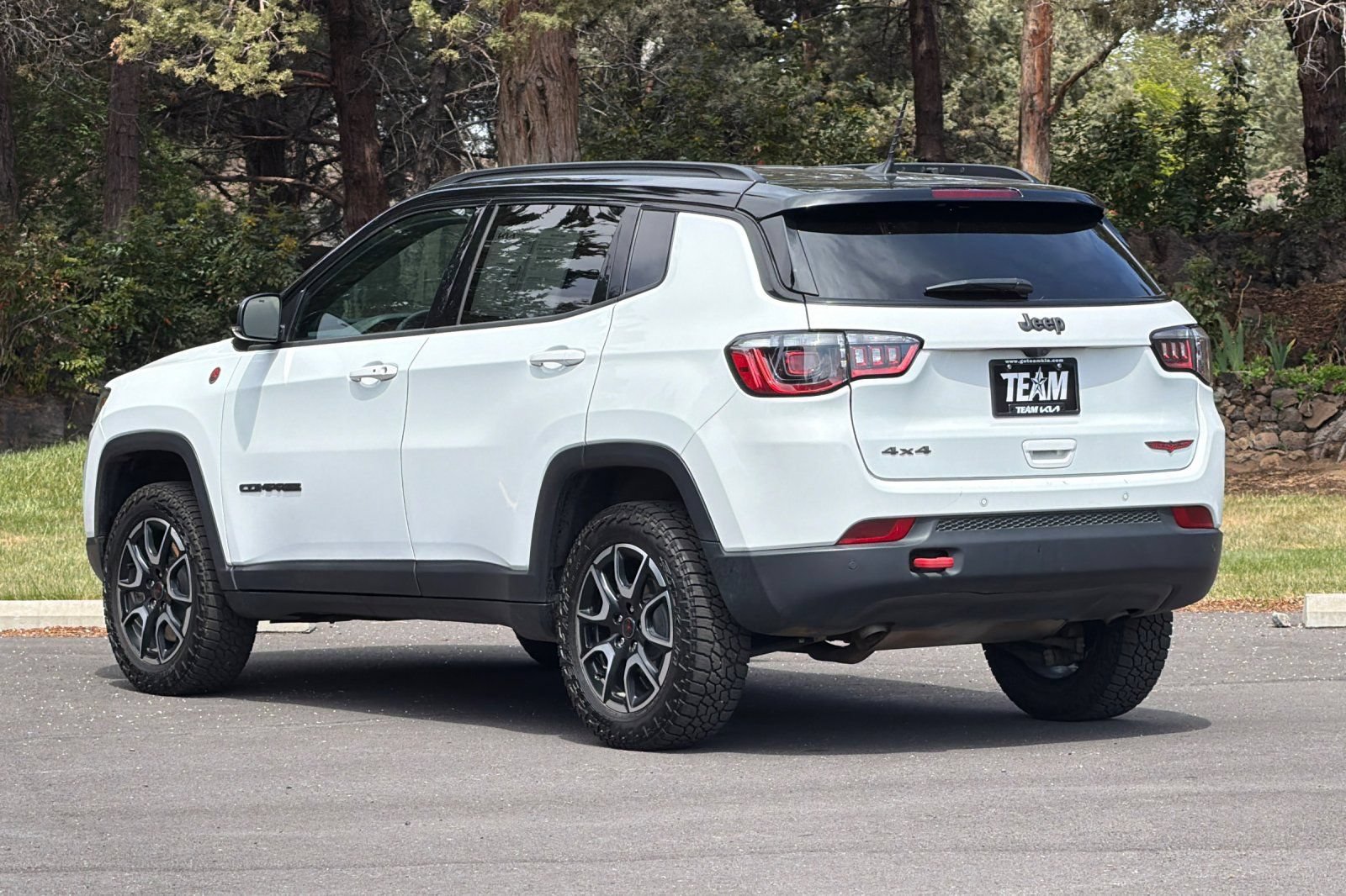 Used 2025 Jeep Compass Trailhawk AWD/4WD image 6