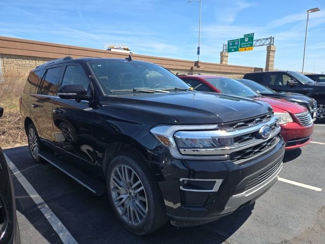 Used 2023 Ford Expedition Limited image 2