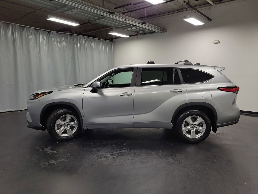 Used 2023 Toyota Highlander L FWD image 5