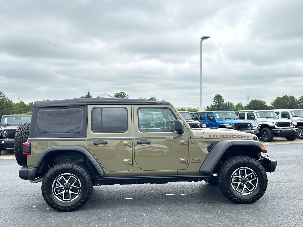 Used 2025 Jeep Wrangler Unlimited Rubicon w/ Technology Group AWD/4WD image 2