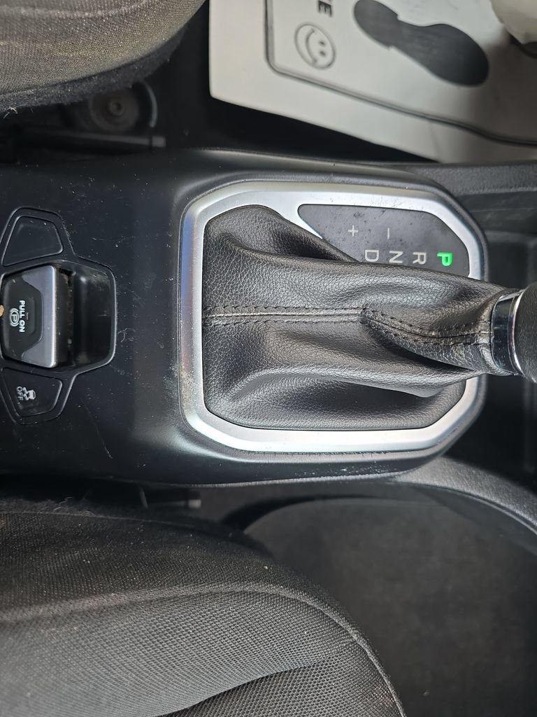 Used 2018 Jeep Renegade Latitude FWD image 27