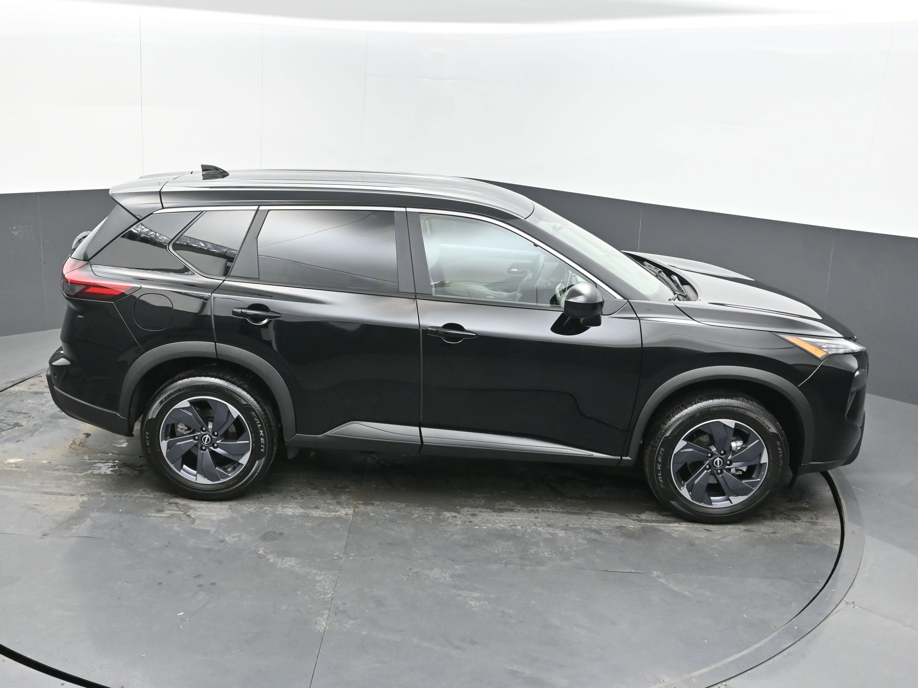 Used 2025 Nissan Rogue SV image 39