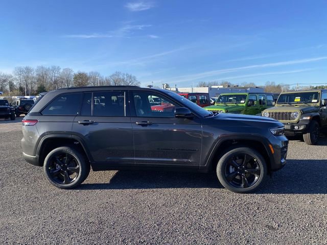 New 2025 Jeep Grand Cherokee Laredo image 2