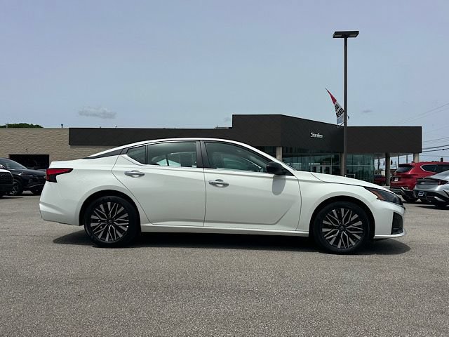 Used 2025 Nissan Altima 2.5 SV FWD image 8