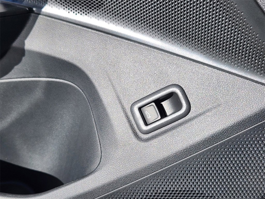 New 2025 Volkswagen Tiguan SE image 5