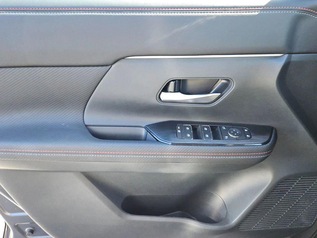 Used 2025 Nissan Kicks SR AWD/4WD image 25