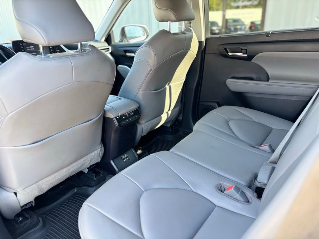 Used 2020 Toyota Highlander XLE image 18