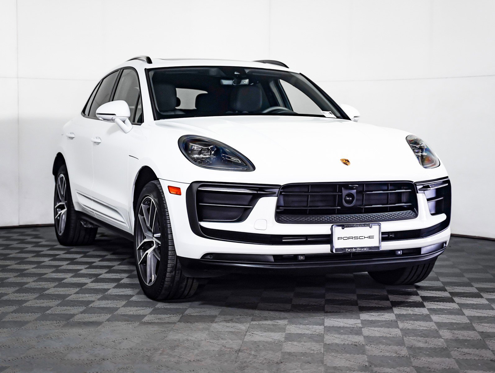 Certified 2025 Porsche Macan AWD/4WD image 8