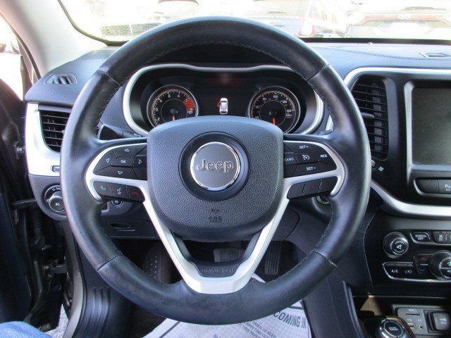 Used 2016 Jeep Cherokee Limited w/ Luxury Group AWD/4WD image 16