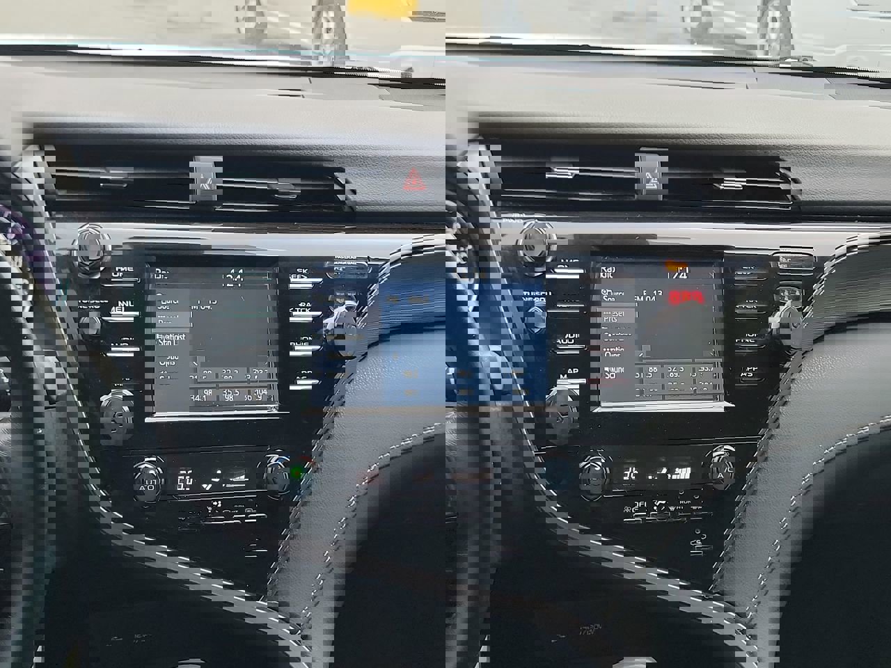 Used 2020 Toyota Camry SE image 16