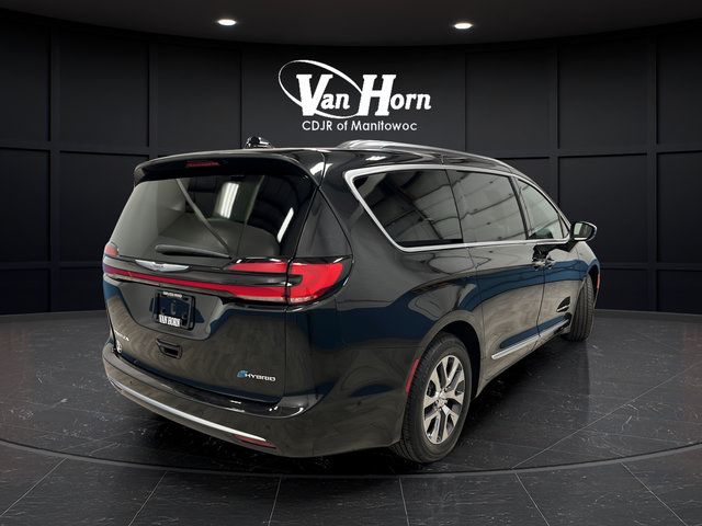 Used 2023 Chrysler Pacifica Pinnacle FWD image 7