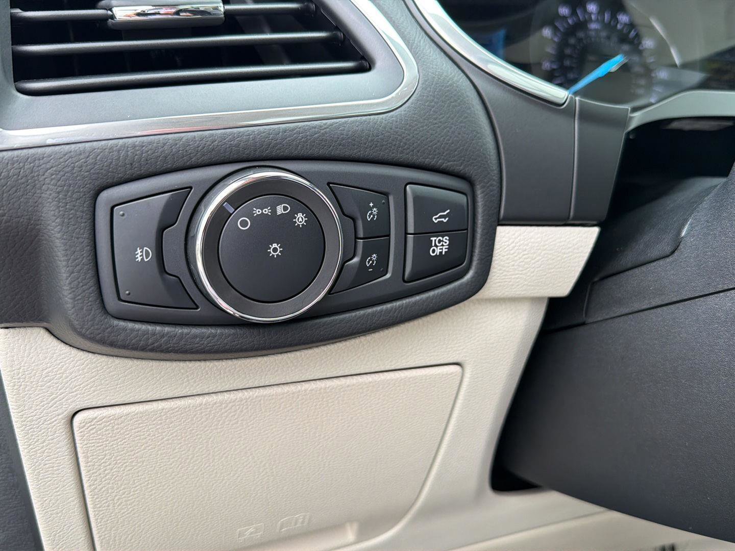 Used 2020 Ford Edge Titanium FWD image 19