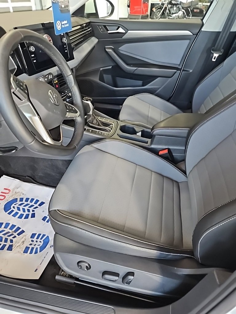 Used 2025 Volkswagen Jetta SE image 27