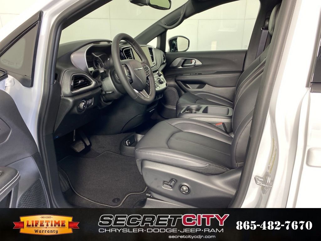New 2026 Chrysler Pacifica Select image 11