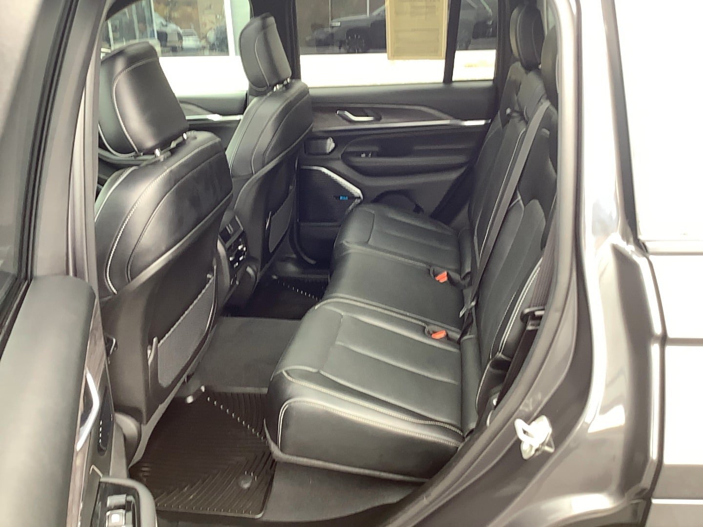 Used 2024 Jeep Grand Cherokee Overland AWD/4WD image 9