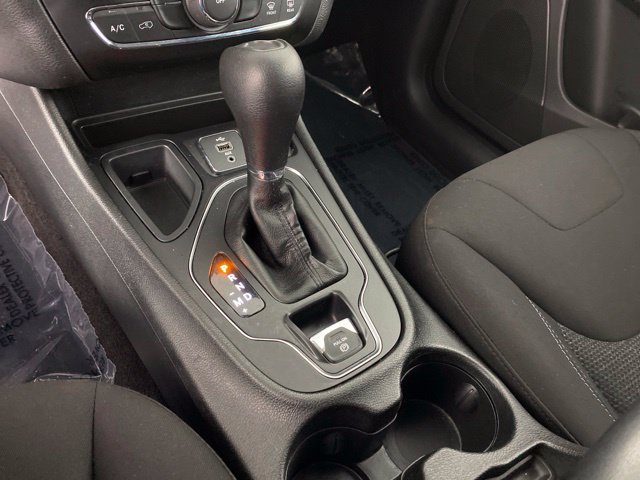 Used 2019 Jeep Cherokee Latitude w/ Cold Weather Group FWD image 33