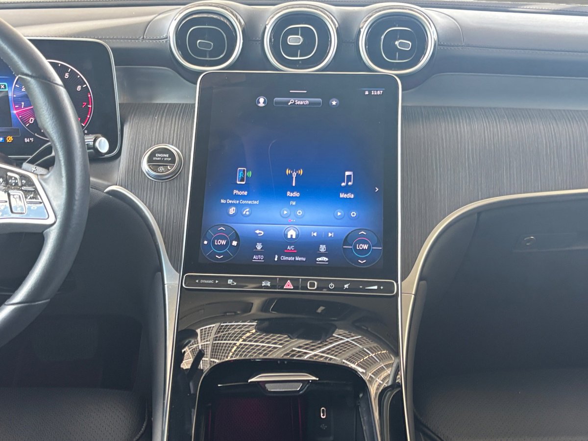 Used 2024 Mercedes-Benz GLC 300 image 3