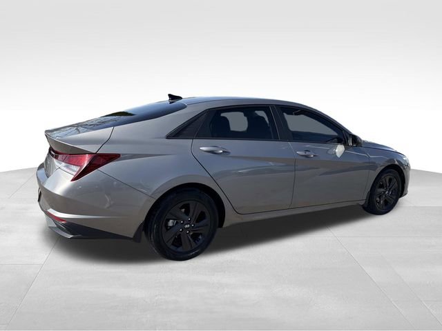 Used 2022 Hyundai Elantra SEL image 2