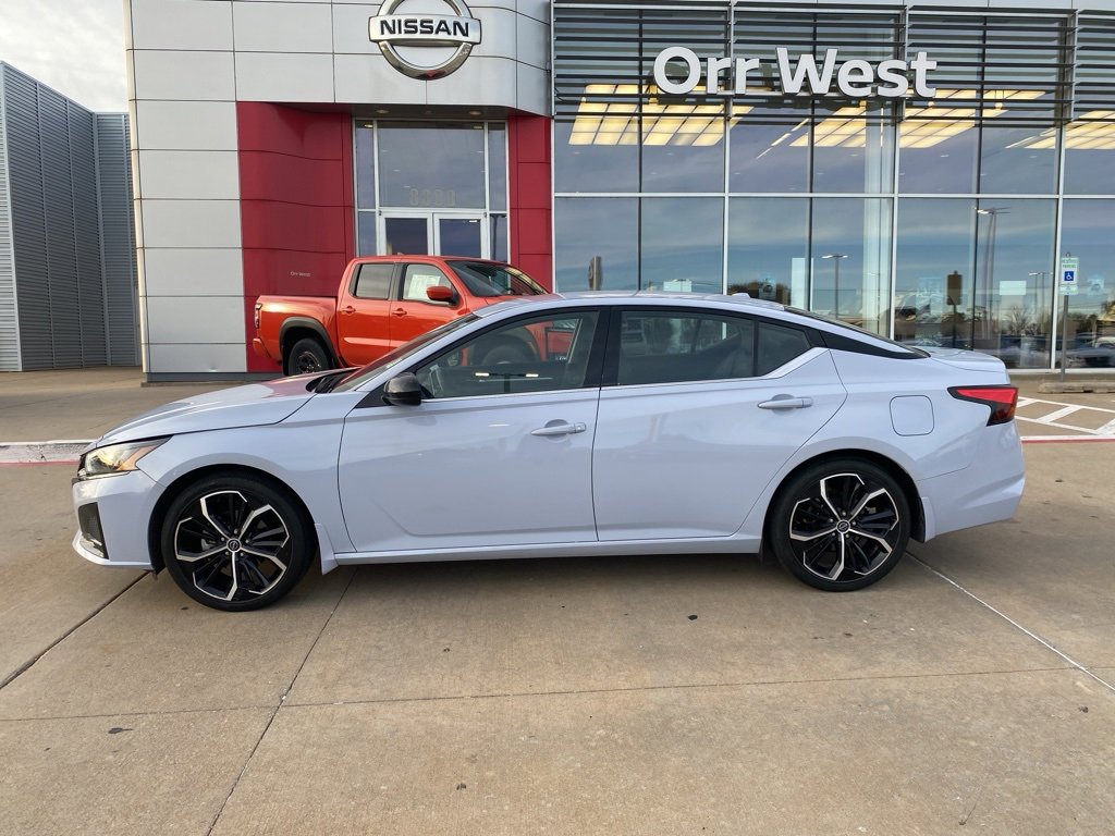 Used 2023 Nissan Altima 2.5 SR image 2