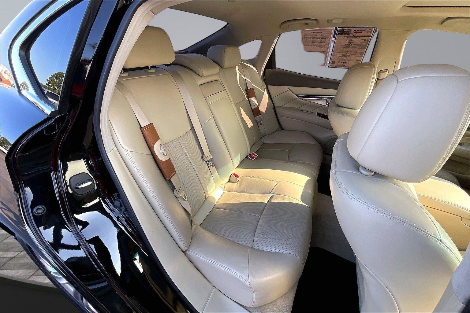 Used 2018 INFINITI Q70 Luxe w/ Cargo Package RWD image 28