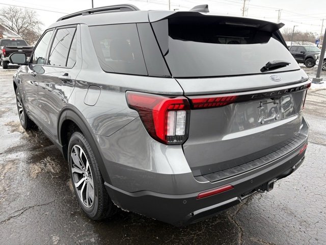 Used 2025 Ford Explorer ST-Line image 3