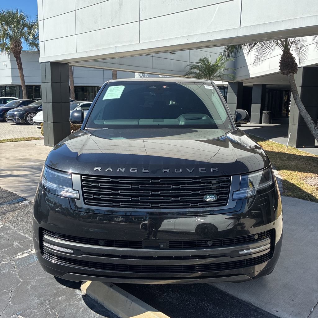 Used 2024 Land Rover Range Rover Long Wheelbase SE image 2