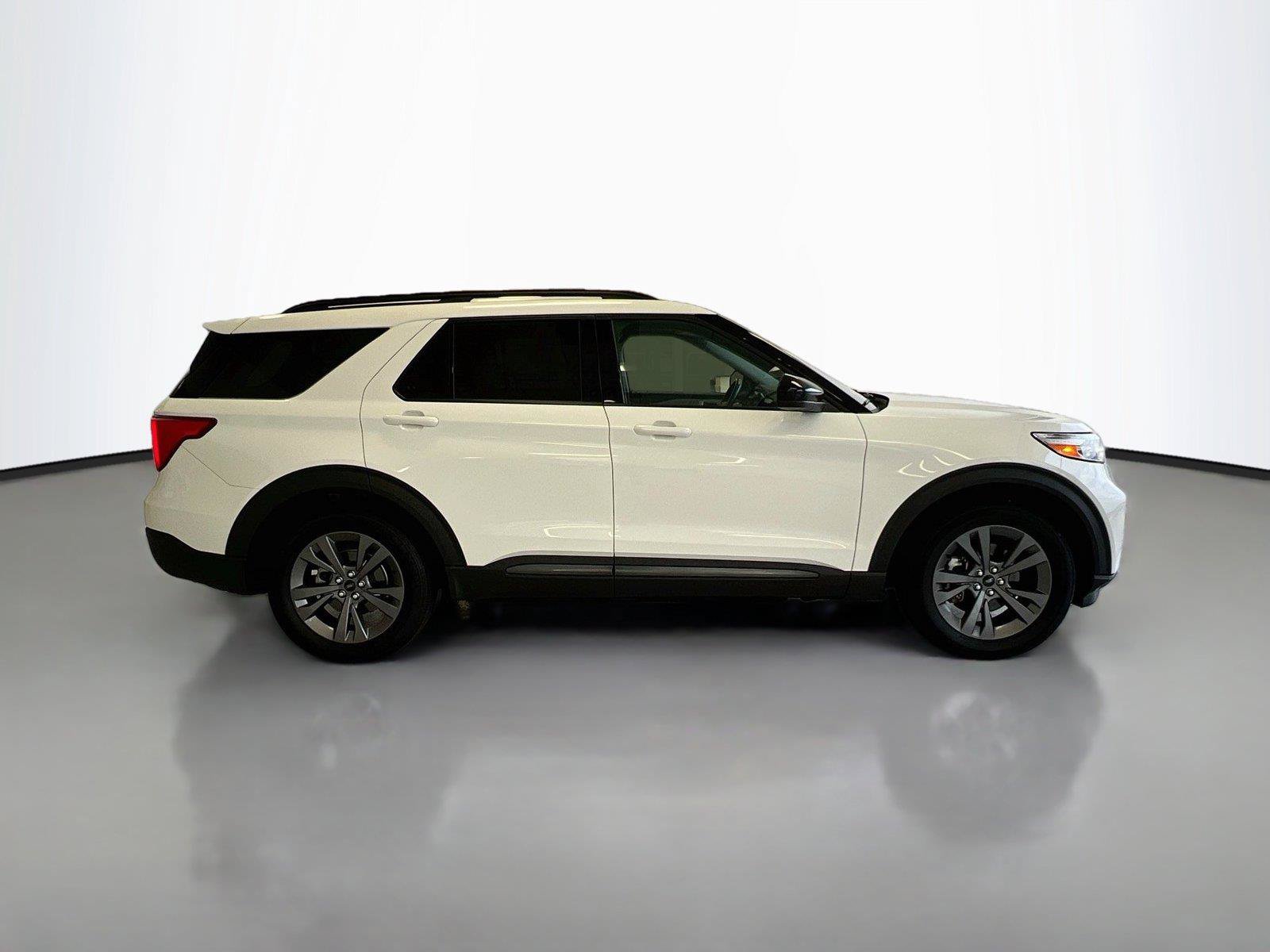 Used 2022 Ford Explorer XLT w/ XLT Sport Appearance Package AWD/4WD image 16