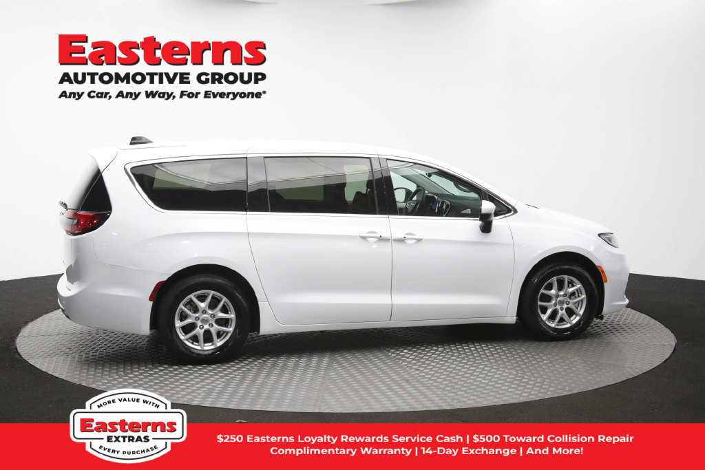 Used 2023 Chrysler Pacifica Touring-L FWD image 46