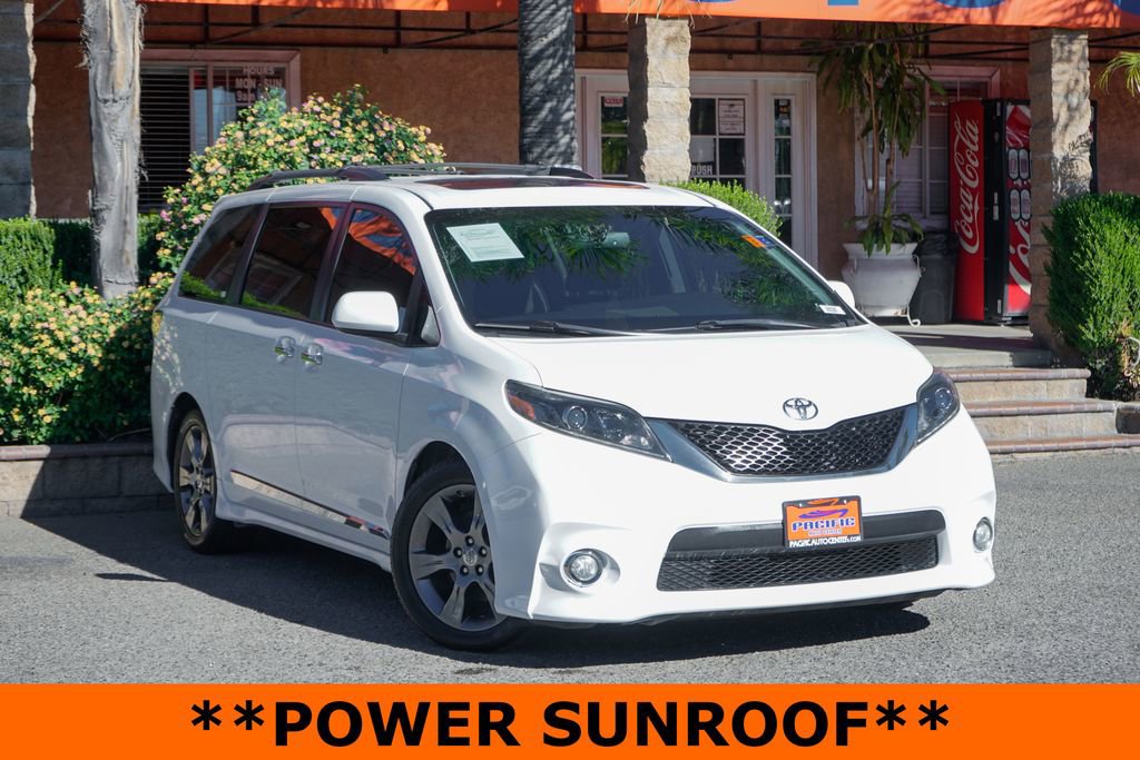 Used 2016 Toyota Sienna SE image 2
