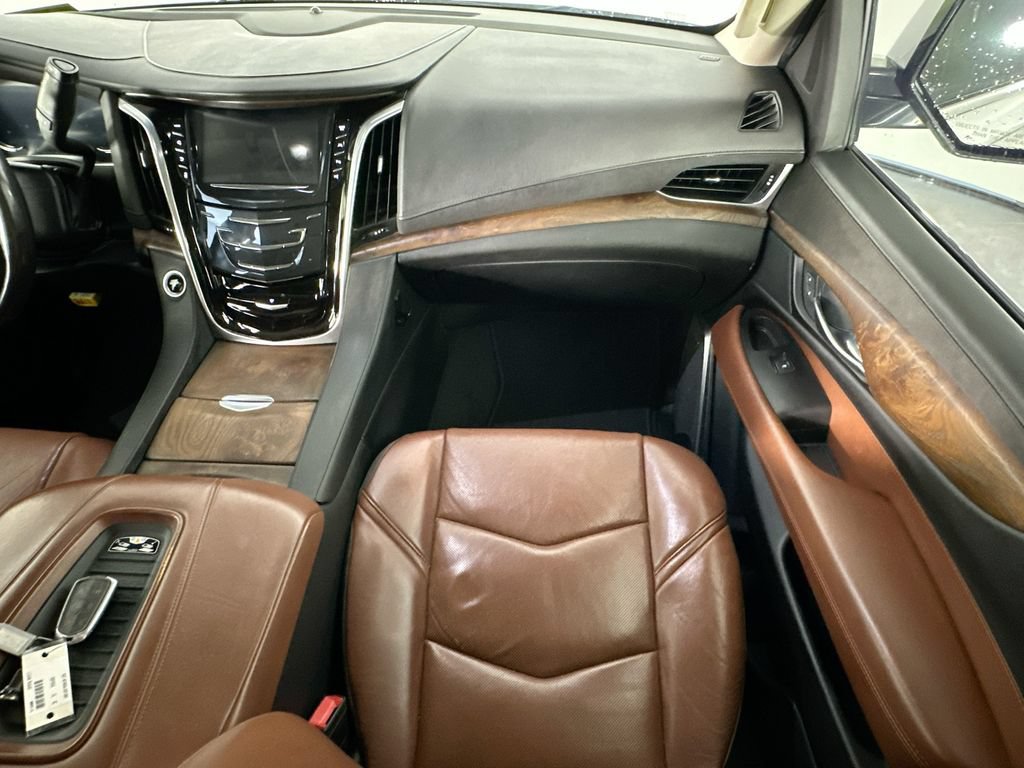 Used 2020 Cadillac Escalade Premium Luxury AWD/4WD image 11