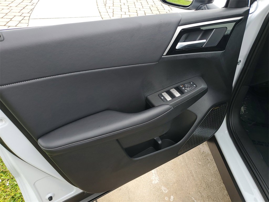 New 2025 Mitsubishi Outlander SE image 19