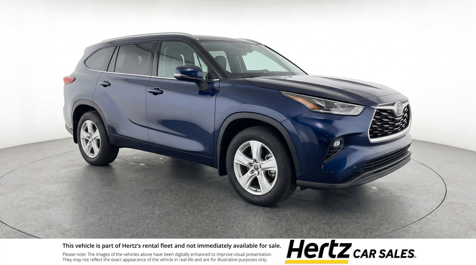 Used 2025 Toyota Highlander LE FWD image 1