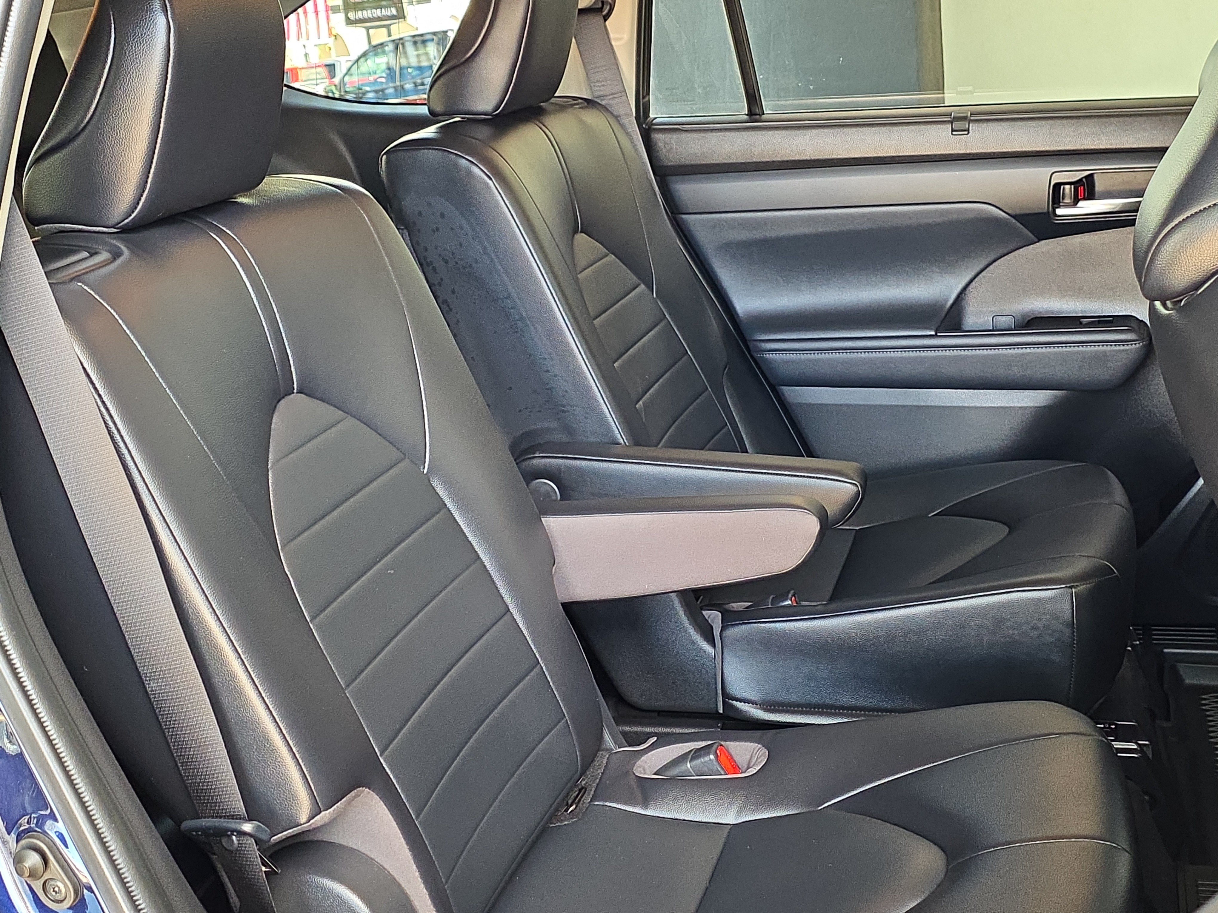 Used 2022 Toyota Highlander XLE FWD image 25