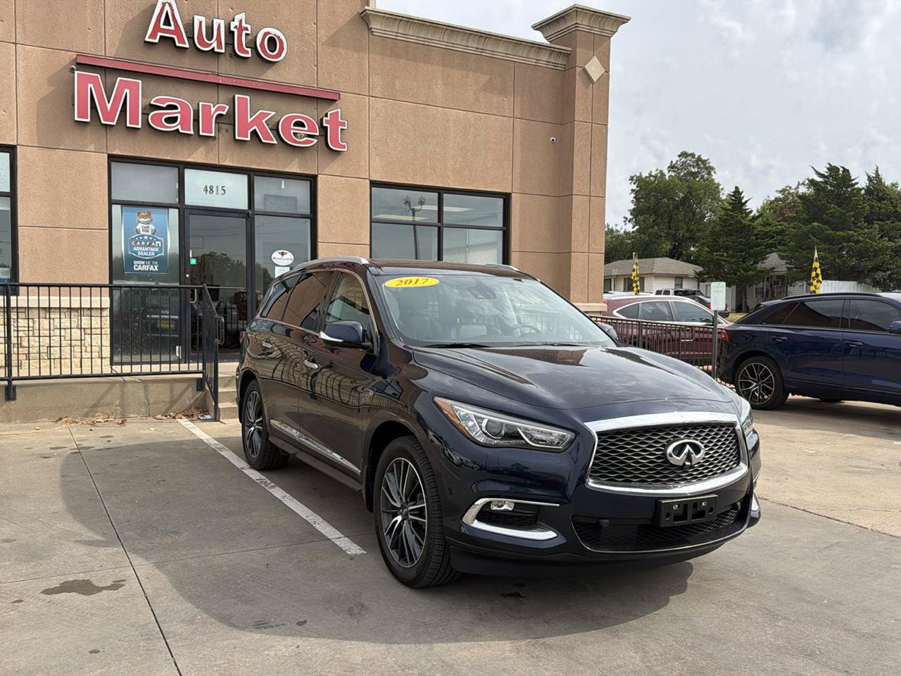 Used 2017 INFINITI QX60 Luxe w/ Deluxe Technology Package AWD/4WD image 3