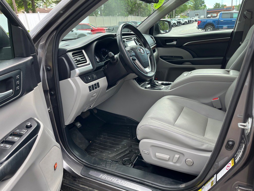 Used 2015 Toyota Highlander Limited image 9