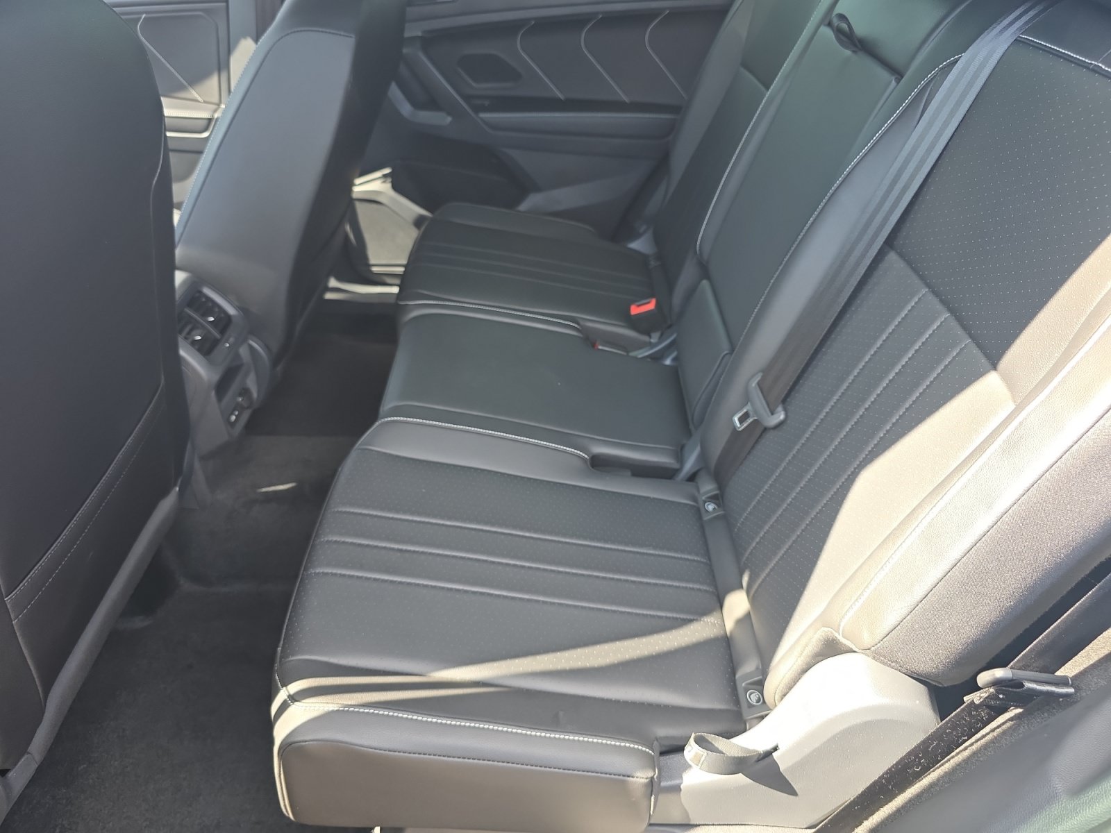 Used 2024 Volkswagen Tiguan SE R-Line FWD image 17