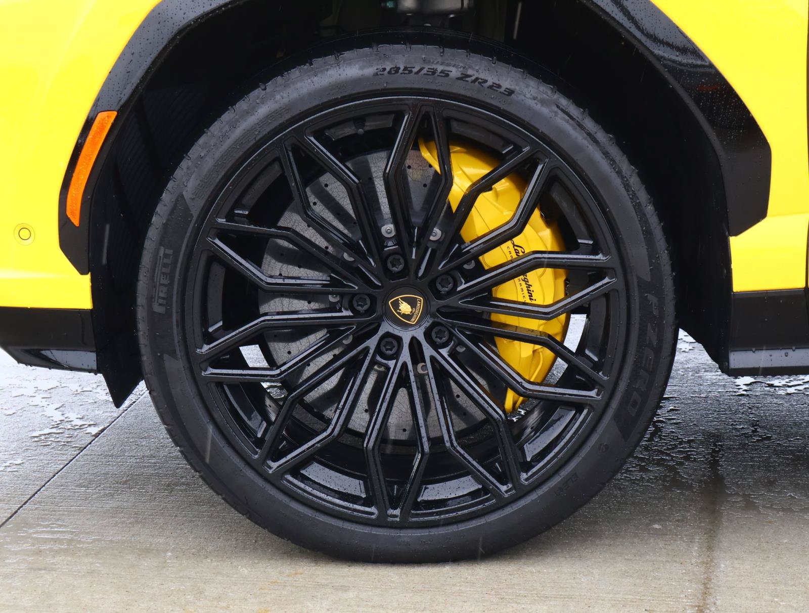 Used 2025 Lamborghini Urus SE AWD/4WD image 8